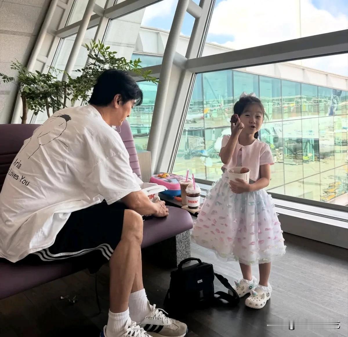 4日，演员申贤俊在自己的Instagram上写道"因为是第一次和敏瑞一起旅行，所