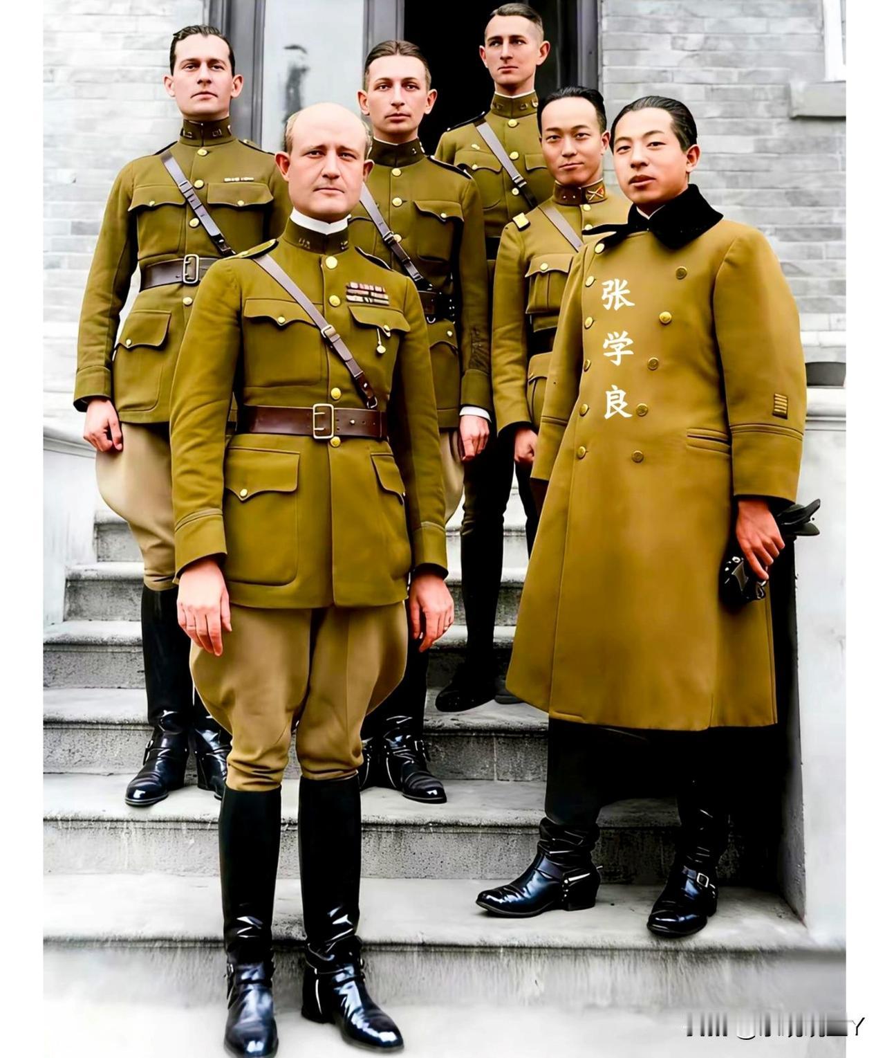 一九二九年，拜访驻天津美军15步兵团的张学良，时年二十八岁。