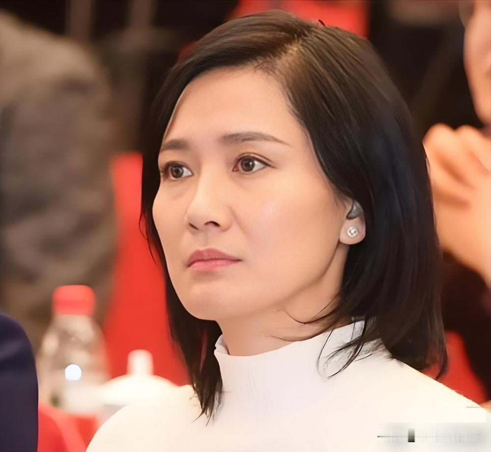 潘雨辰侯勇离婚后，两人轨迹大不同。

2013 年两人结束短暂婚姻，潘雨辰带着年