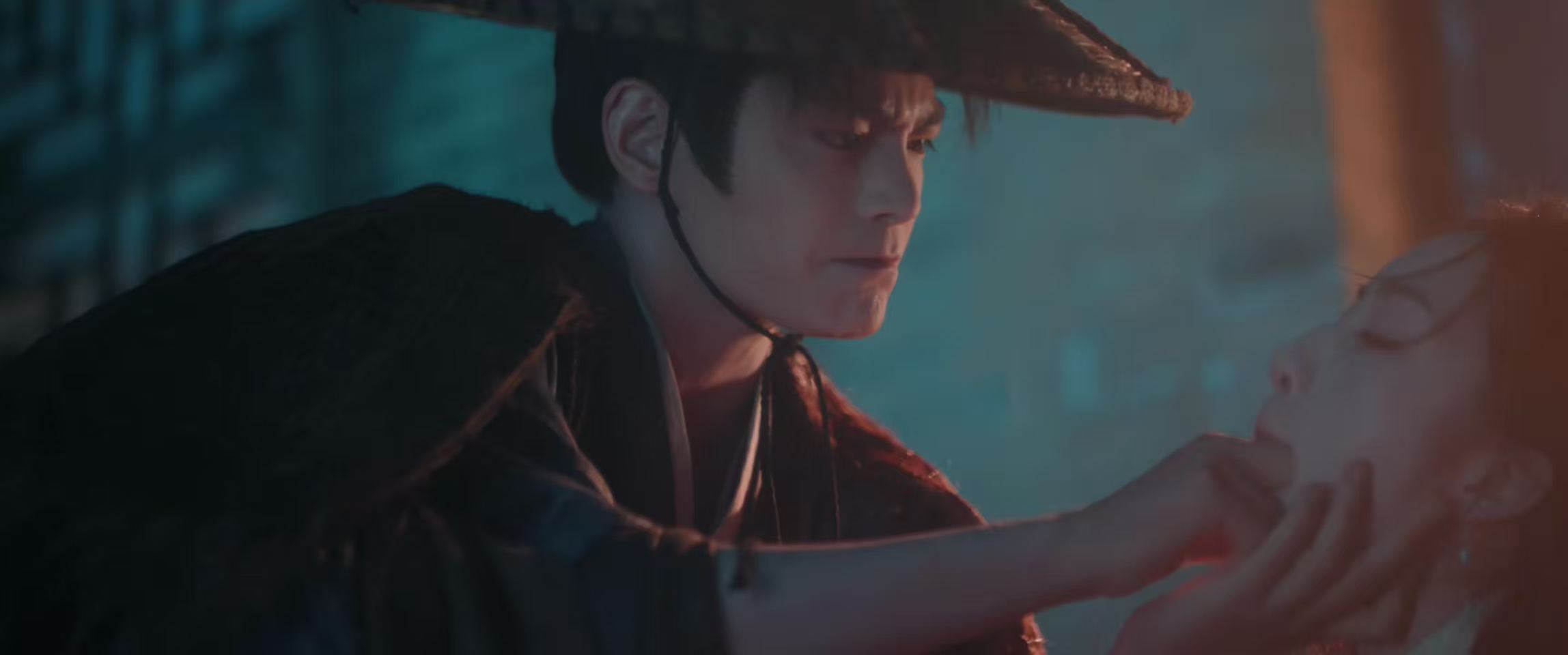 第一次看男主抠女主嗓子眼 花开锦绣 抠嗓子眼催吐这段真的够猛。赵凌顾不上形象傅庭
