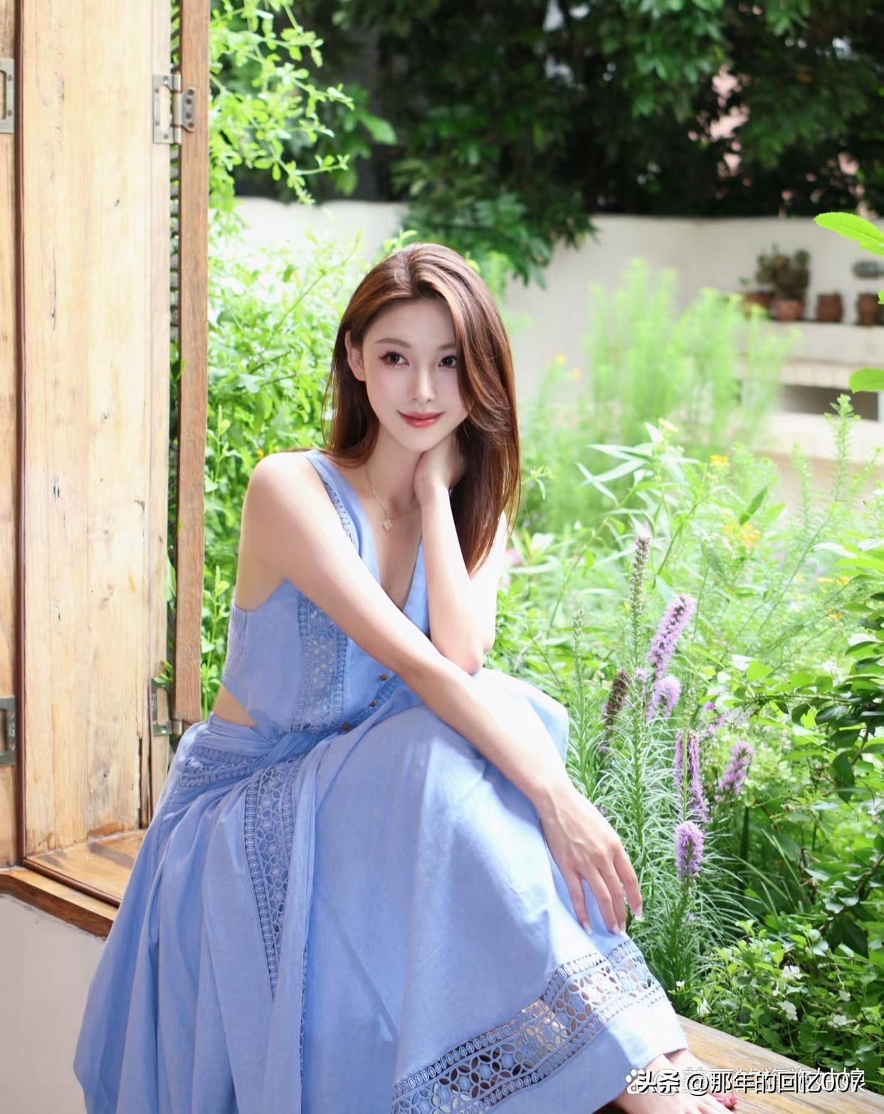 夏日花园里的优雅蓝裙少女