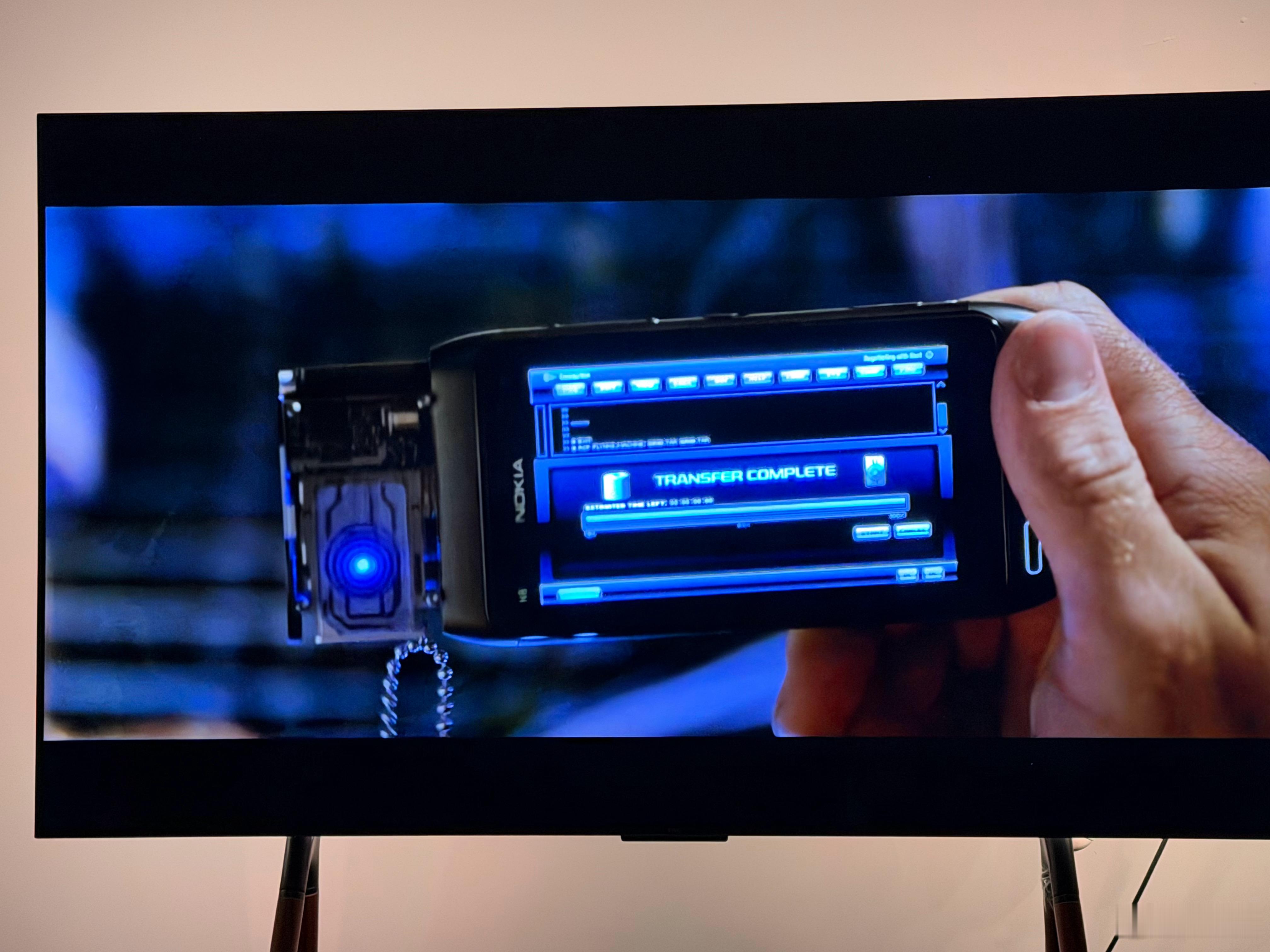 看以前的科幻片，用的是诺基亚 N8 耶，逝去的青春呐… ​​​