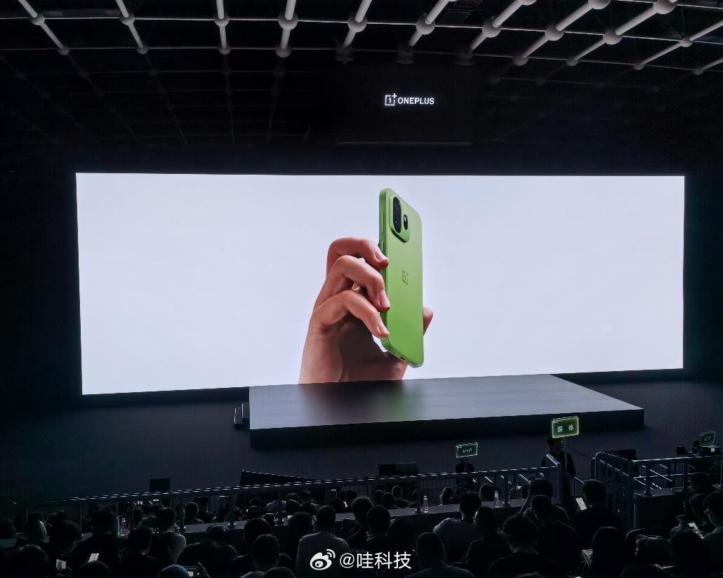 今晚一起见证一加15T新品发布会！ 深圳·龙华文体中心体育馆