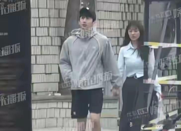 刘芮麟和妻子牵手逛街被偶遇。
7月份刚刚生了小宝宝，两个月的时间，妻子身体恢复的
