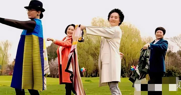 67岁的潘虹和好友，王馥荔、许娣，宋晓英，吴冕一起在野外郊游时的一张照片。