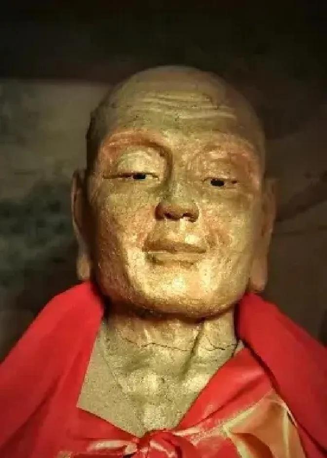 1996年，山西一名村民在寺庙打扫时，靠着佛像睡着了，醒来后，他发现自己不小心把