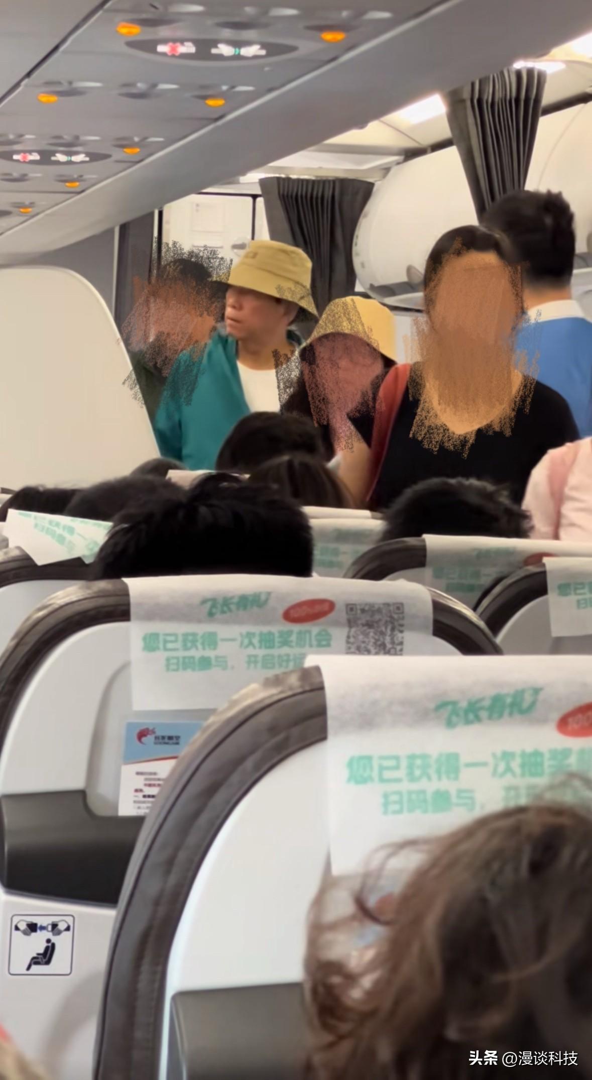 网友飞机上偶遇长城老板魏建军，这也太低调了，这么大的一个企业家竟然坐经济舱。
