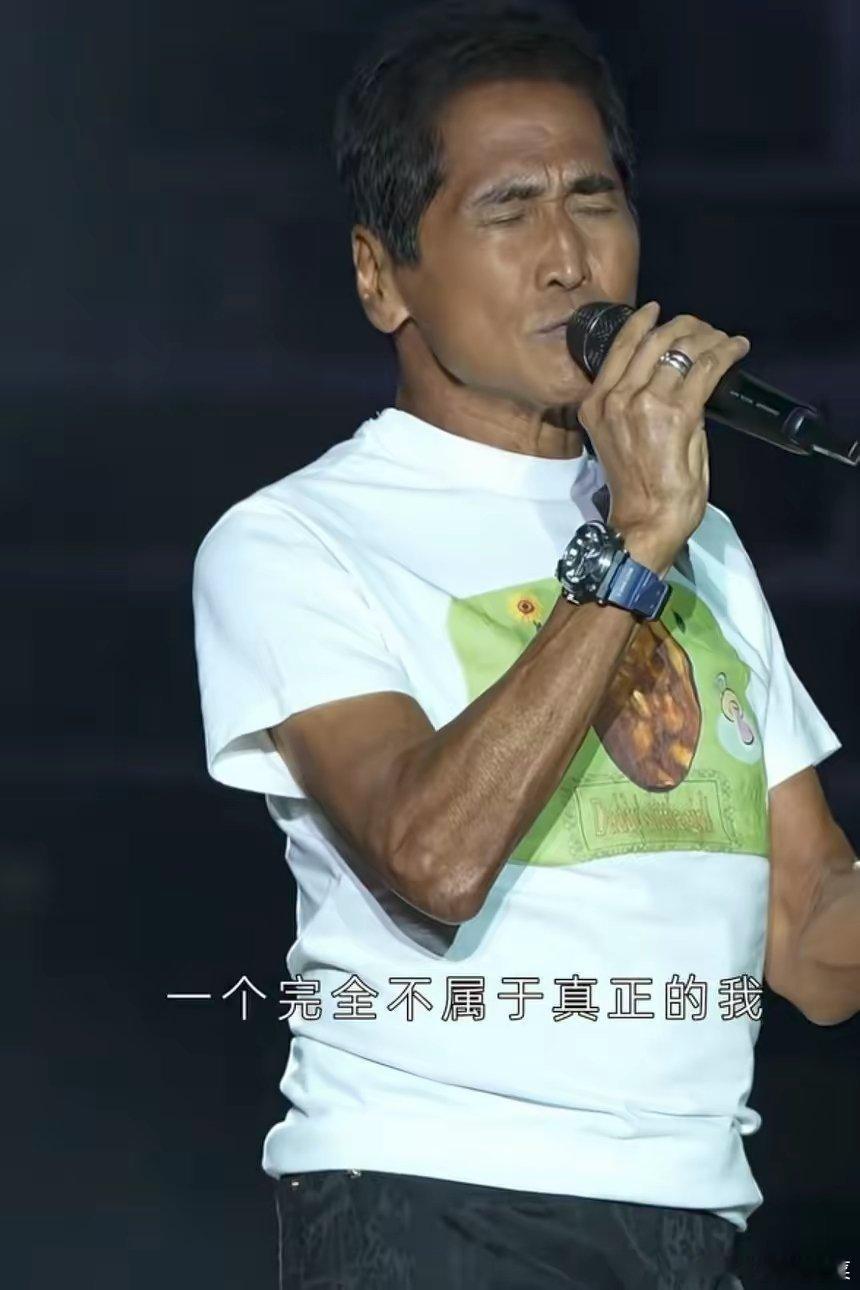 娱乐圈里齐秦是最不保养的那个。年轻时候那么惊艳的一个人，到老的时候看着很心酸。​