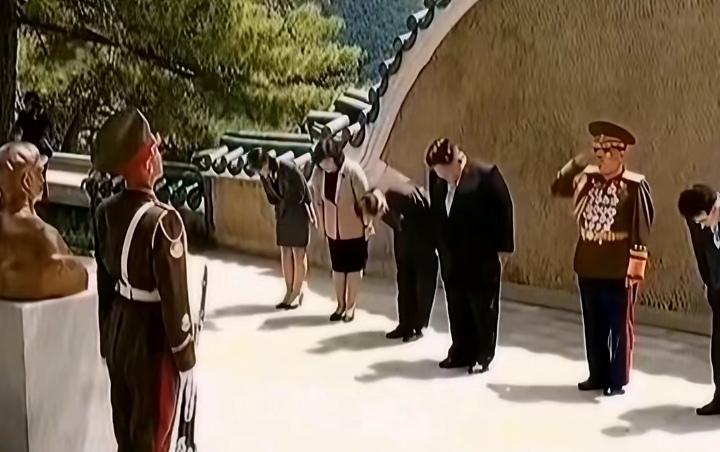 1950年，中国人民志愿军跨过鸭绿江奔赴朝鲜，与朝鲜军民并肩抗击战火。长津湖、上