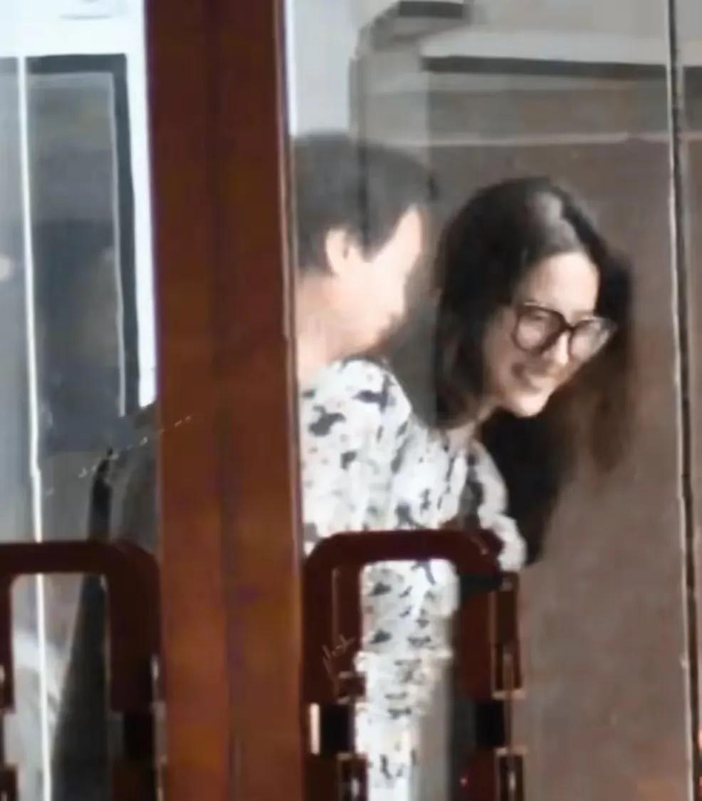 为什么女明星都愿意认干爹？并不是因为缺少父爱！女明星之所以喜欢认干爹，那是因为干