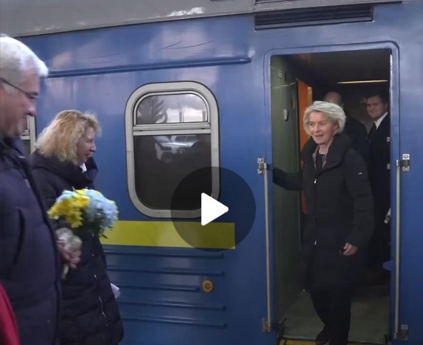 冯德莱恩第十次踏进基辅，人还没下火车，那句话就已经传遍了全世界：和平必须按照乌克