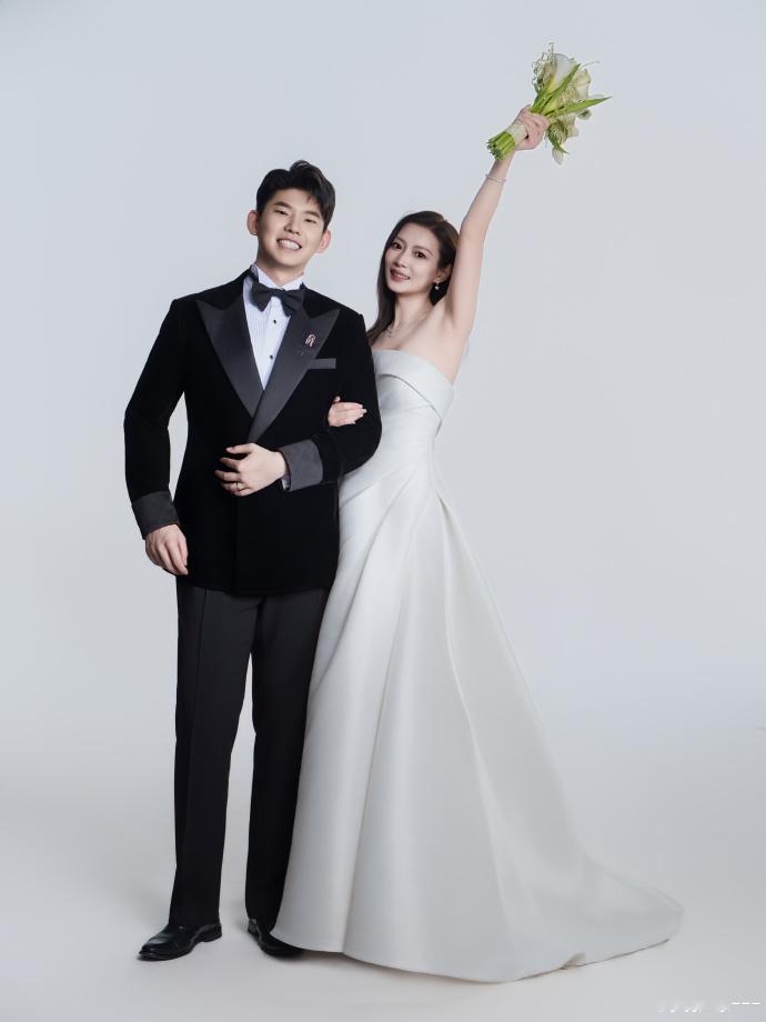 祝福！全运会夺金后， 晒出结婚照：“镜头里是我们，镜头外是余生。” 转发回应： 