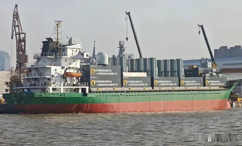 美媒这回可真被黄浦江上那艘“武装货船”给惊着了！60个垂发单元配上相控阵雷达，乍