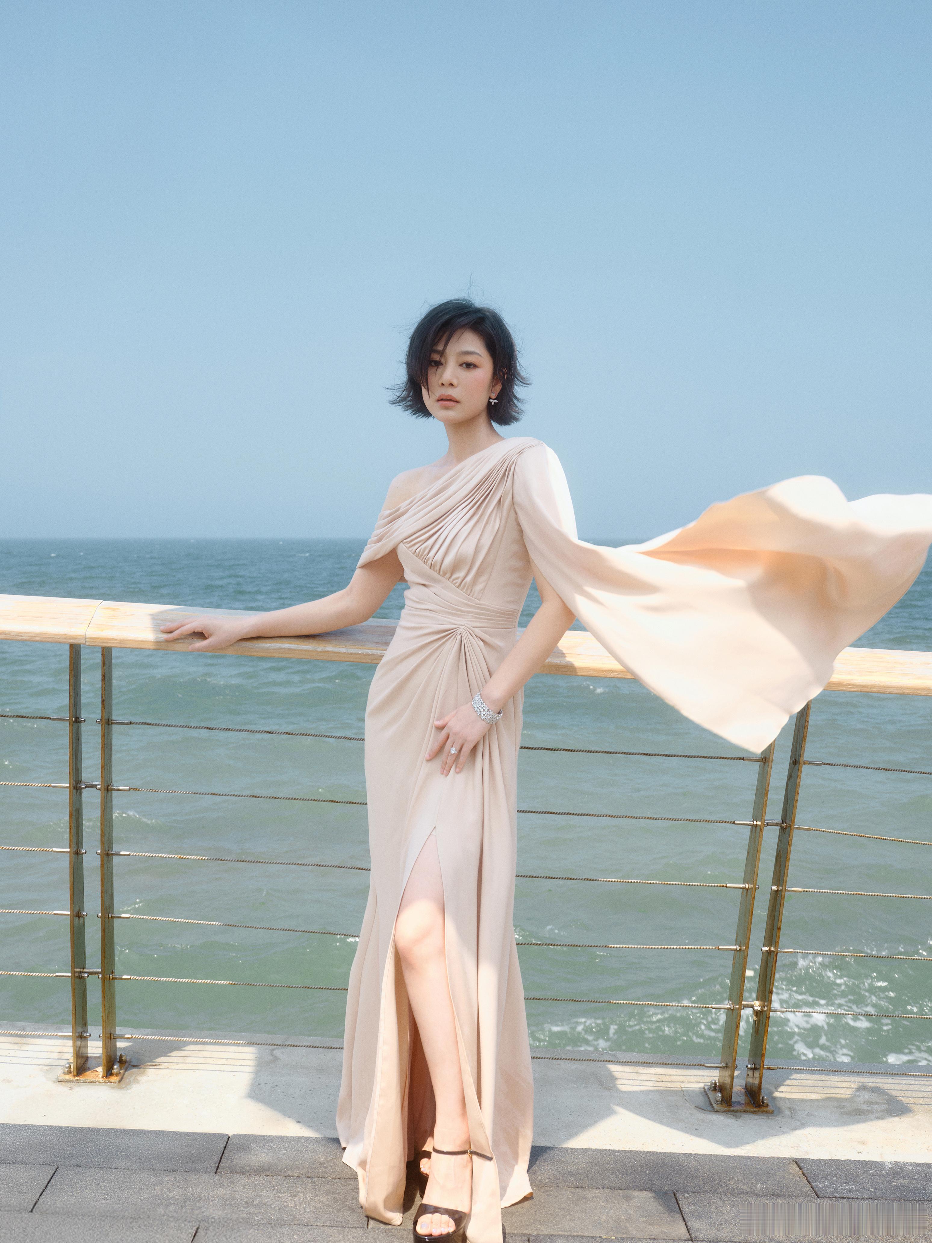 王真儿礼服海边拍照 