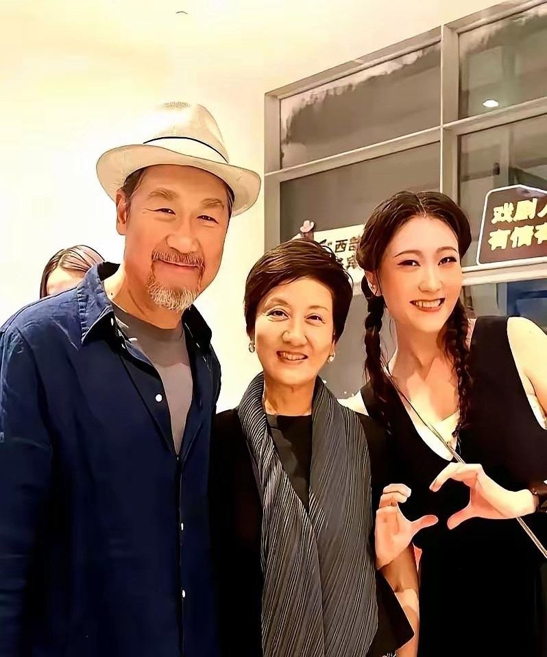 邓婕为了养女，戏不拍了，天天接送陪练琴，68岁还扶着张国立在澳洲遛弯。徐帆呢，女