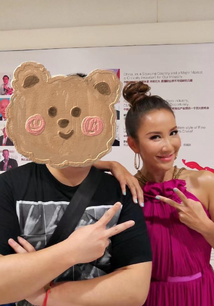 是一个媒体人，也是李玟多年的歌迷。她知道我高中时最大的愿望是和她合影，以至于每次
