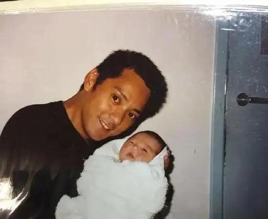 洪欣生完儿子以后，刚开始莫少聪死活不认，可私下父子是有合影的。
既然海外3子自称