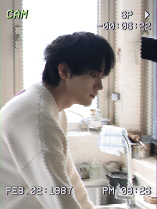 周翊然 经常做饭的年下弟弟 会开赛车拿名次，还会下厨做拿手菜！重庆美食DNA狠狠