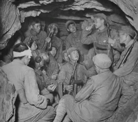 1951年5月27日，180师突围失败，15名战士抢敌军物资挖山洞过冬，在这种艰