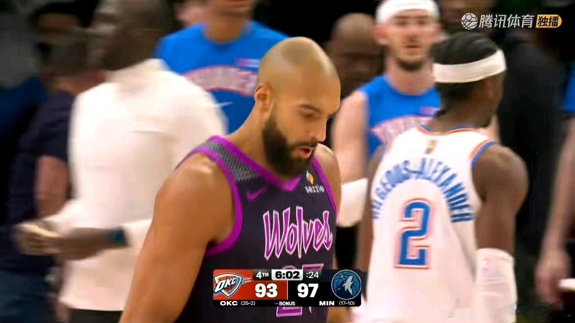 森林狼97-93领先雷霆4分，雷霆叫暂停；现在森林狼100-98只领先雷霆2分，