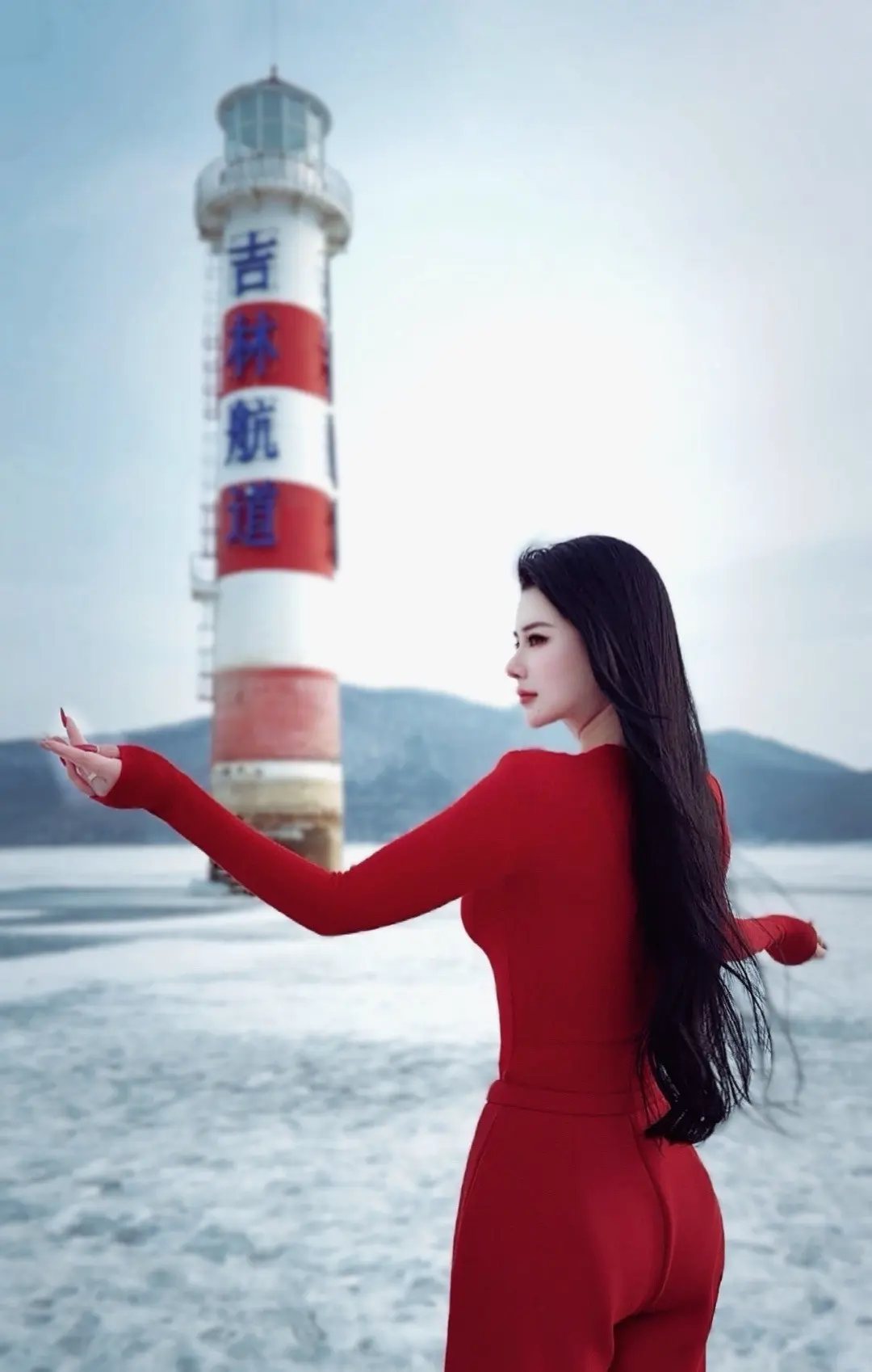 冰河上的灯塔 只有结冰才能走近的地方 踩着碎冰奔赴松花湖冬日之约