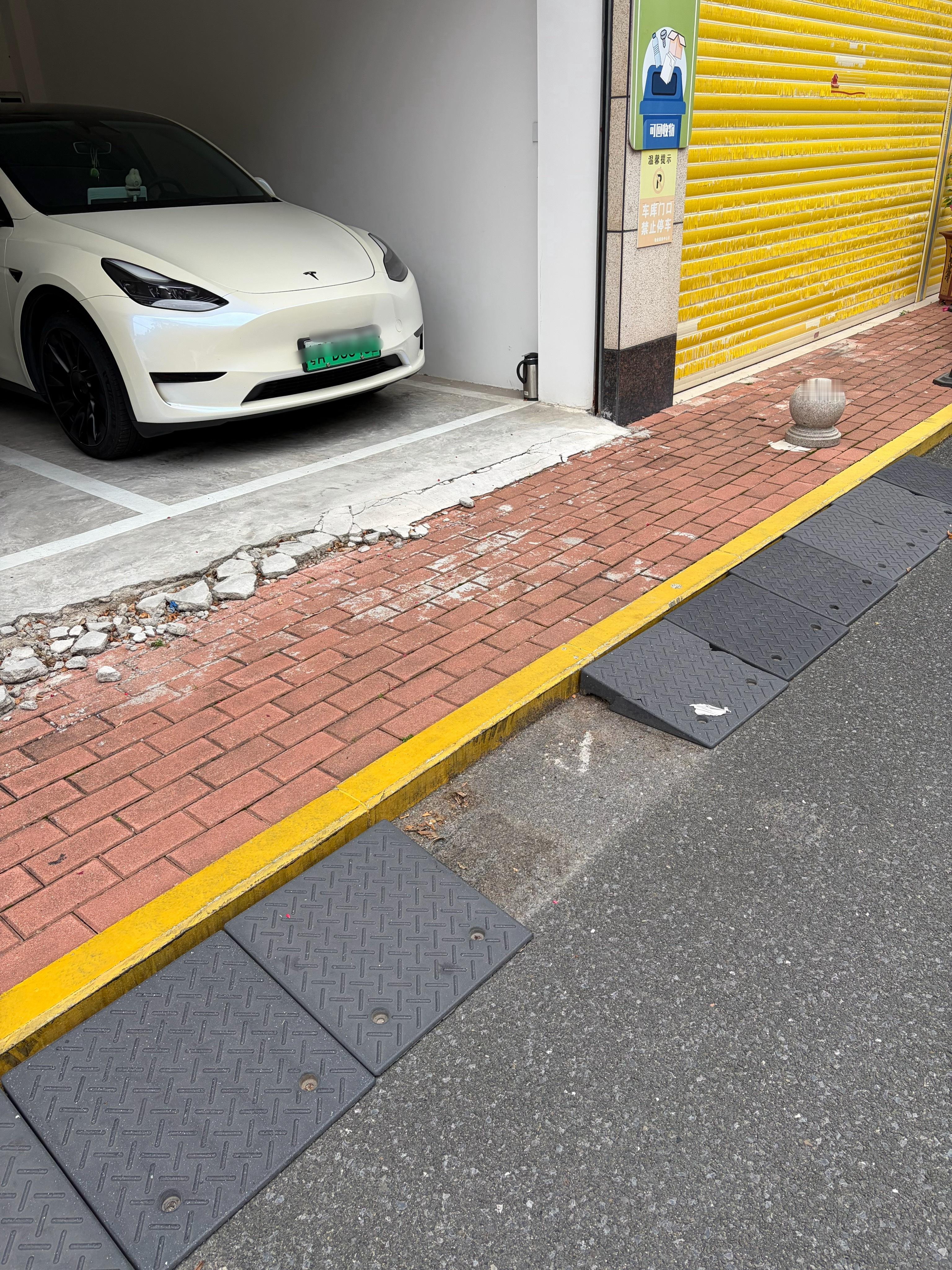 一夜之间马路牙子都给我顺走了俩？谁干的？？？