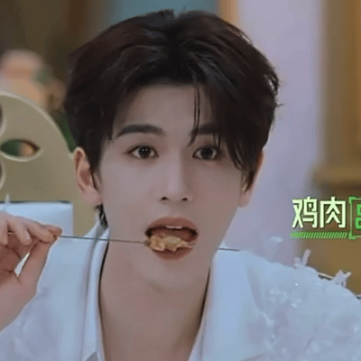 吃个串这么纯纯的眼神要干嘛🥺 