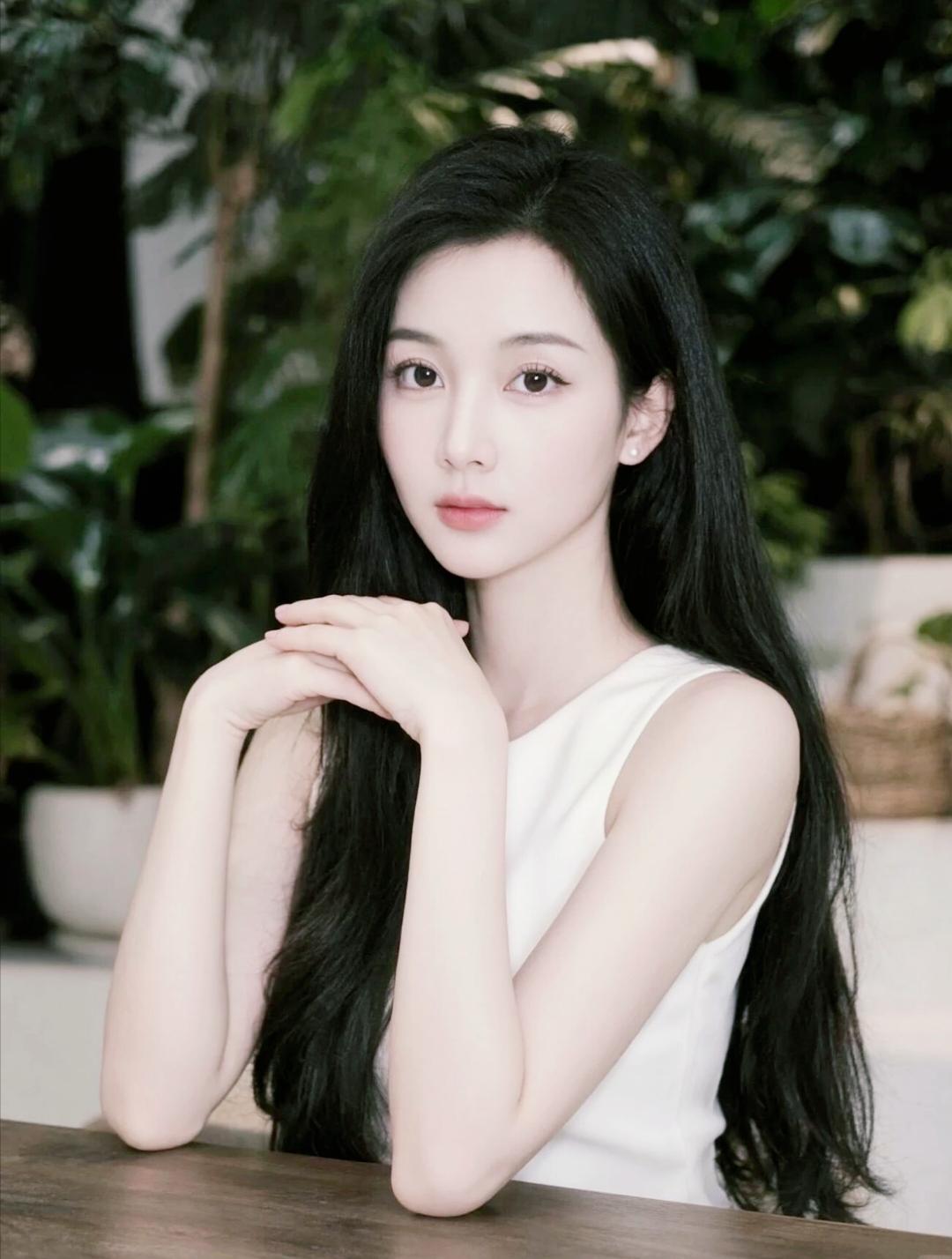 绿意盎然间，美人倚栏思。晒图笔记大赛 记录我的2026 春日生活打卡季