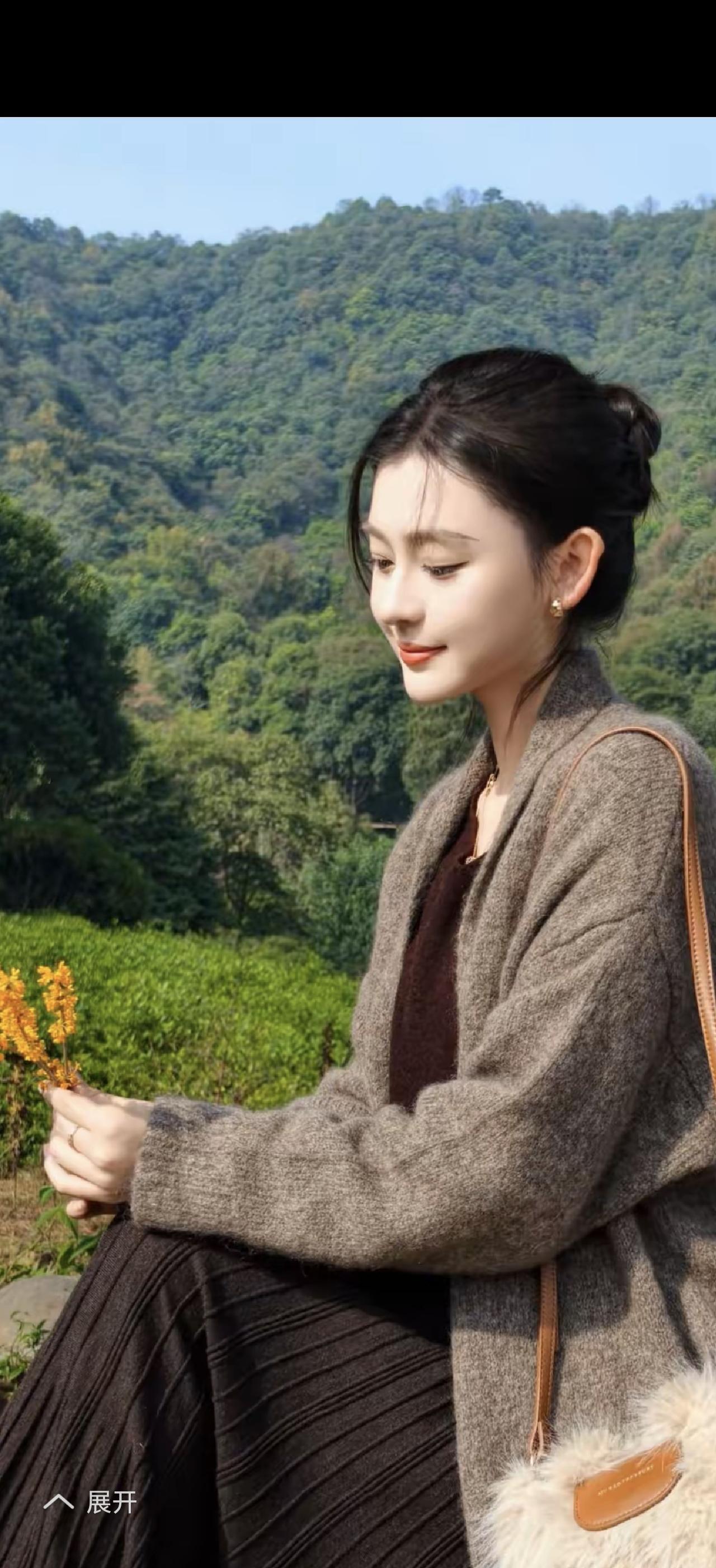 山间静坐，心随花舞。