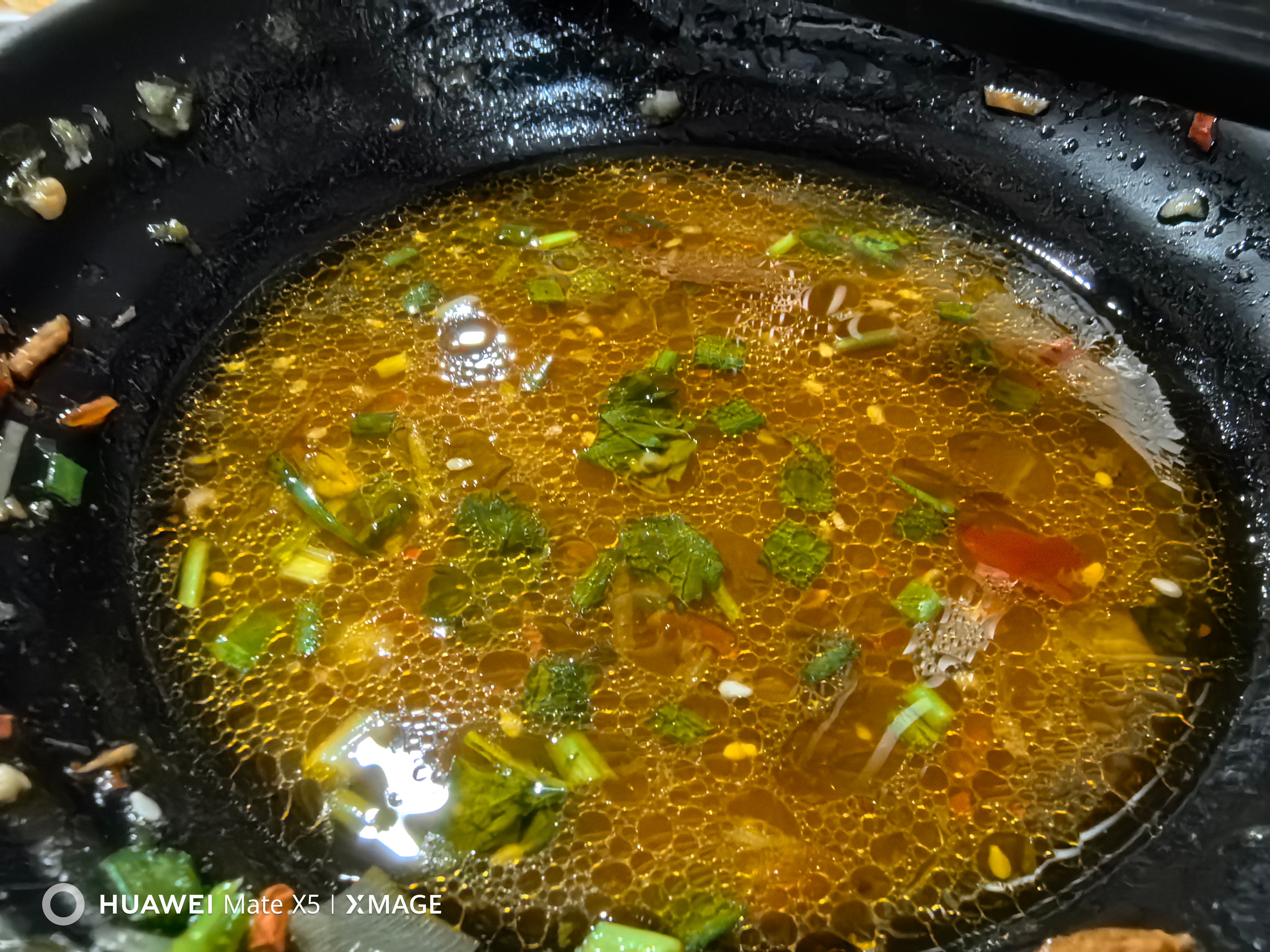 虹桥机场休息室，今天周末，人特别多，又有小雨，晚点的航班多，去吃面，小姑娘给的比