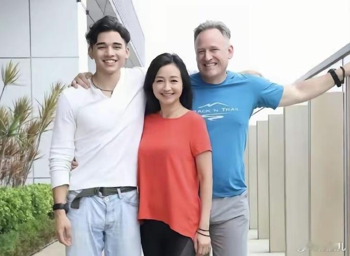 曾经出演过小辣椒的香港女星李绮虹宣布复出，岁月不饶人，满脸细纹变沧桑，在镜头前主