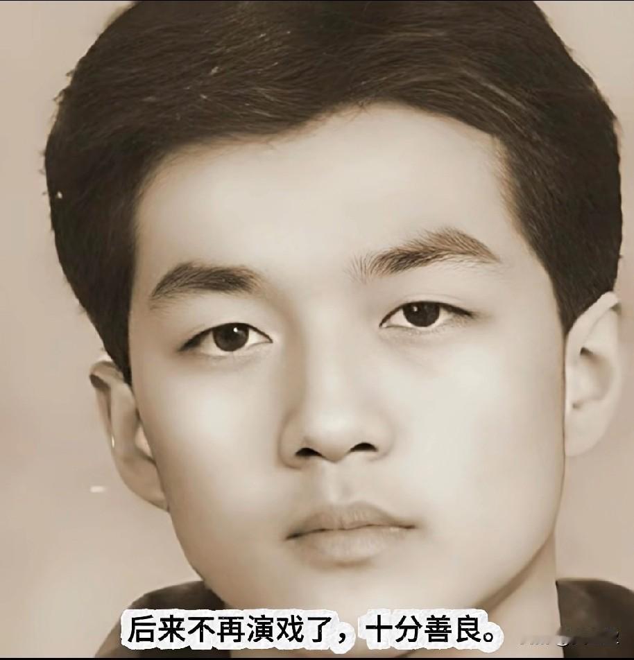 这位大家都不陌生吧！
他曾经是一个演员 ，
后来不再演戏了，
十分憨厚善良，
还