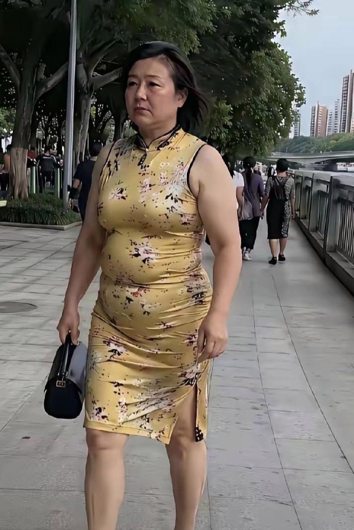 这股底气太难得！阿姨一身旗袍从容逛街，自信直接拉满
 
街上偶遇一位阿姨身着修身