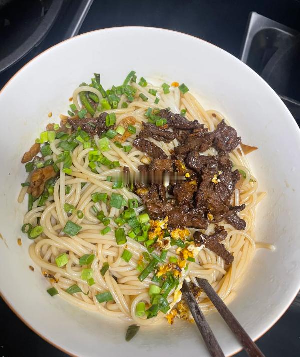 还有10天就过年了。早起盯着亚盘，突然想吃家里那一碗怎么都做不出那个味儿的热腾腾