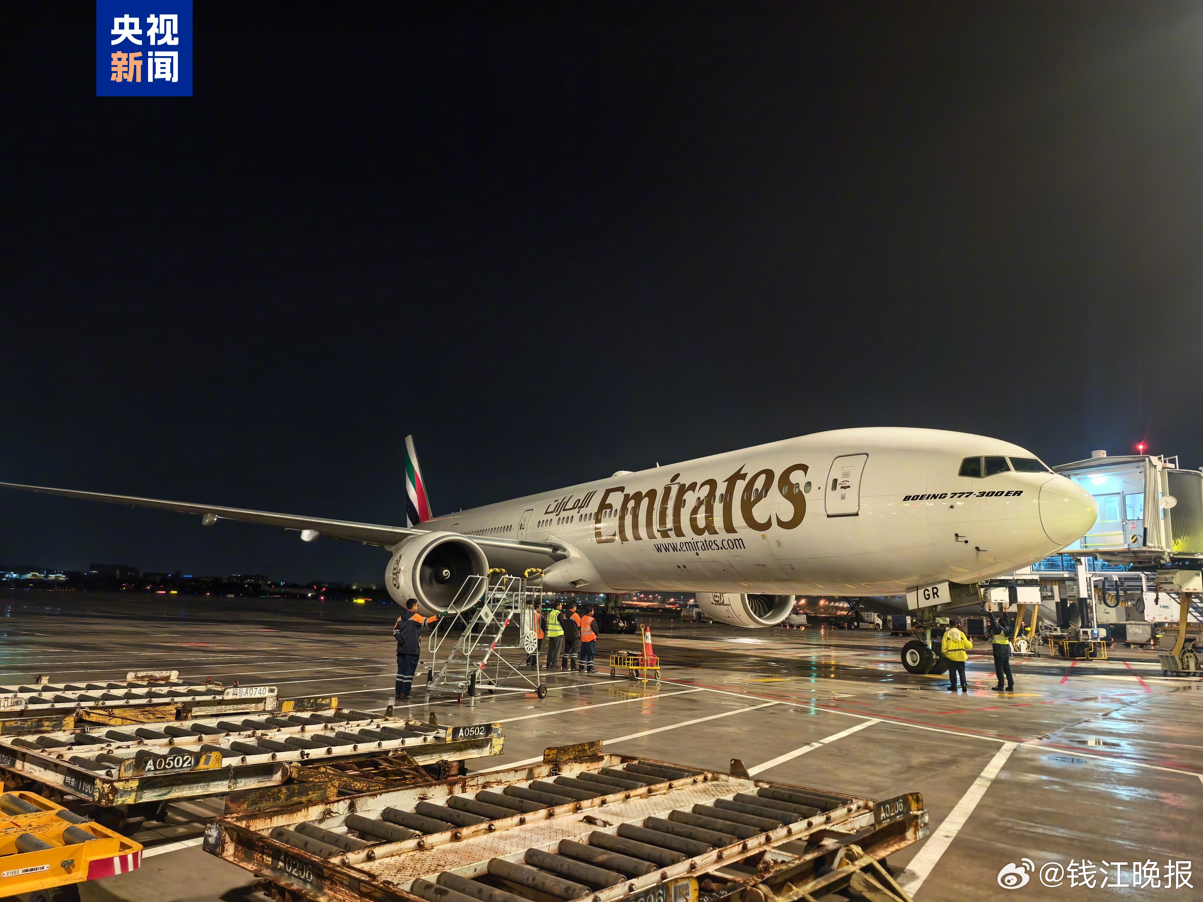 【由迪拜国际机场飞往广州白云国际机场航班平安落地】 记者了解到，北京时间3月4日