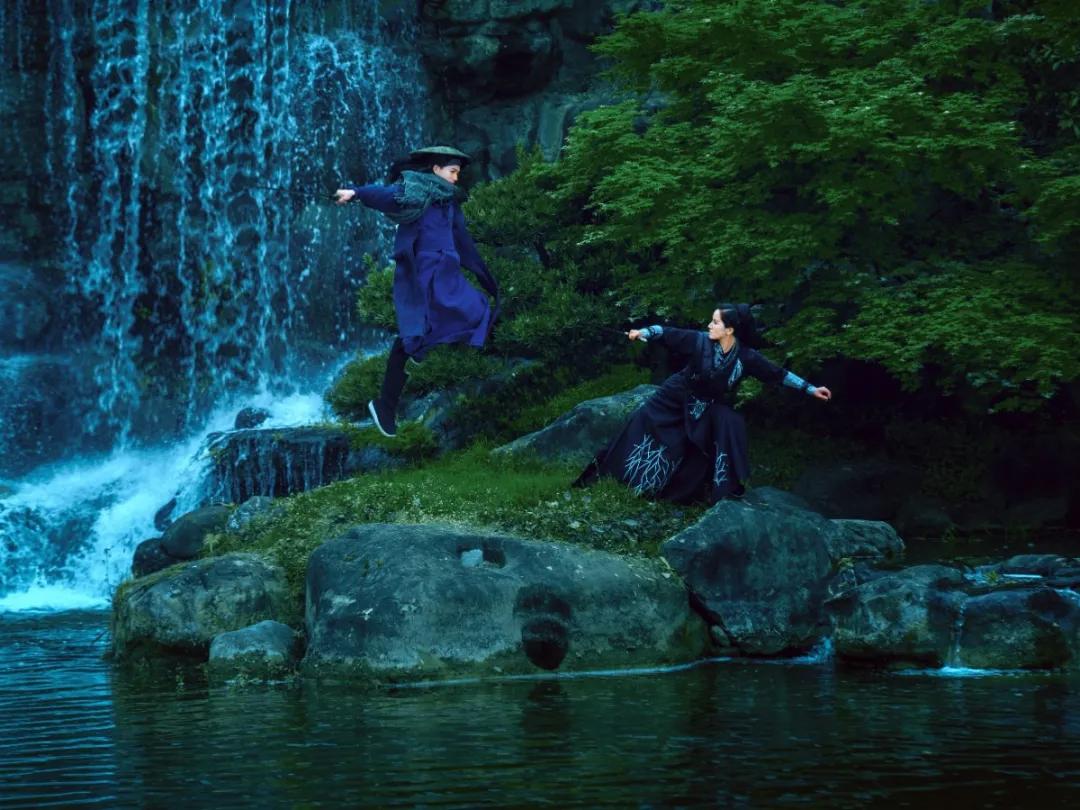 成都神级出片地！50000㎡中式花园庭院，飞瀑流水、荷塘乌篷船、森林花海……取景