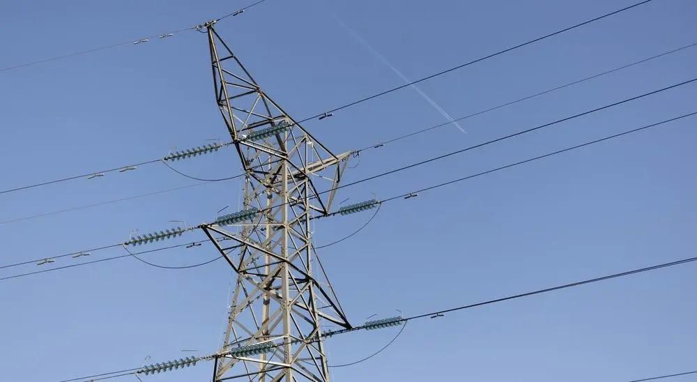 男子在高压线下方钓鱼触电身亡，家属索赔百万。法院一审判定，高压线高度符合国家标准