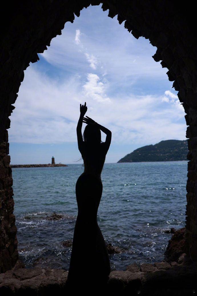 #张俪黑色紧身裙# 张俪以黑色紧身裙出席风尚戛纳之夜，身材好绝，让人赞叹。 ​​