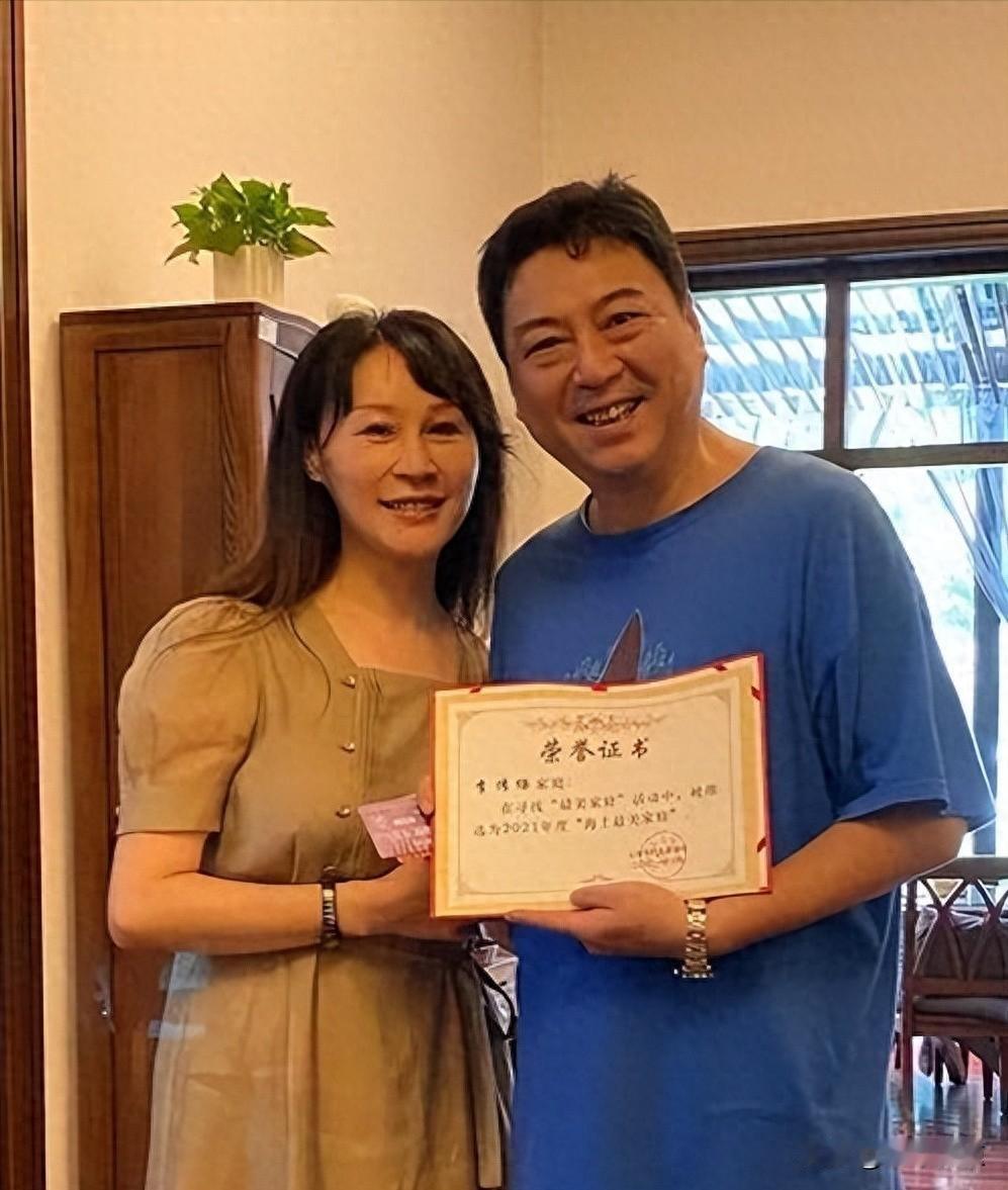 配音老师火了，全网找不到他照片，连学生都以为他早退休了。
2026年5月，抖音上
