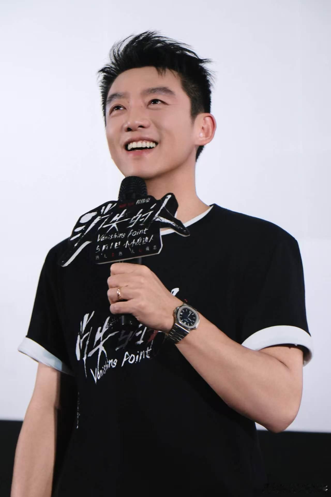 郑恺来了也得拍重庆落地签 郑恺解锁重庆新姿势，骑摩托搞落地签，帅就一个字！ 