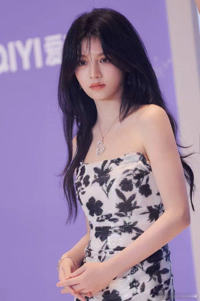 春夏近照状态 哇，春夏近照状态超棒！刚过完生日的她，眉眼间青涩不再，多了几分笃定