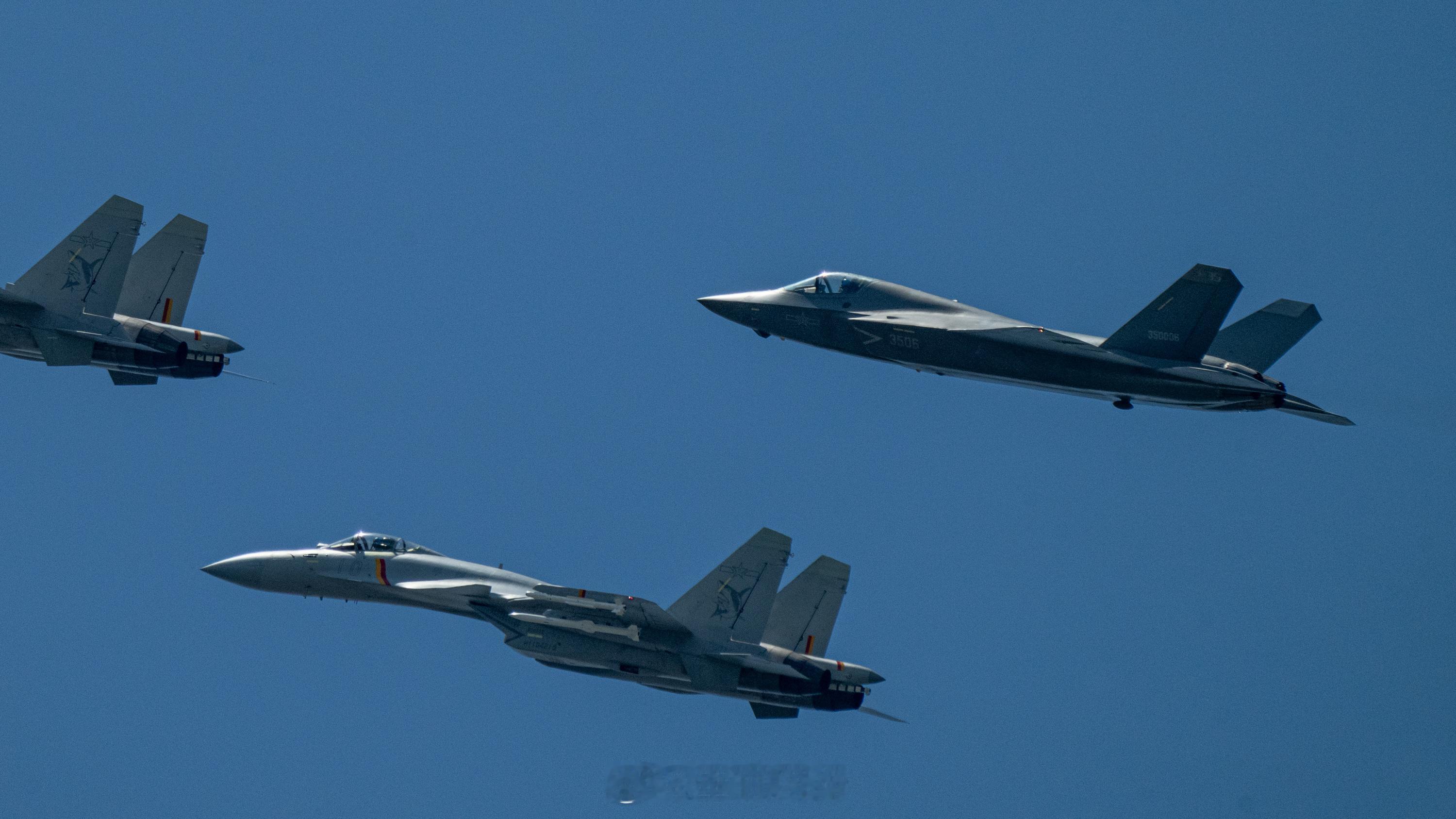 昨天的空中梯队堪称完美表现，再现“米秒不差”。陆军、空军、海军航空兵联袂呈现一场