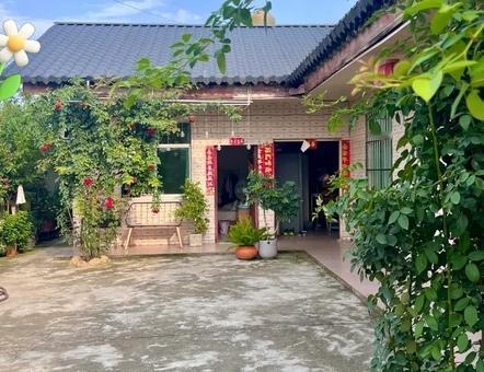 中年人的困惑，不是深夜痛哭，而是清晨醒来时，喉咙里那股发不出声的叹息。它具体又模