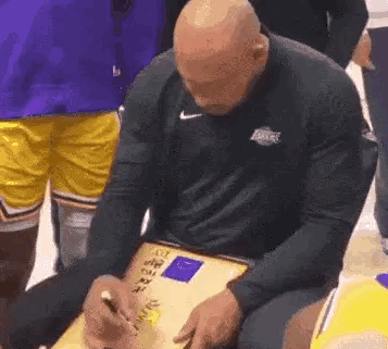 明日预测：1.费城刚打完比赛，休息时间几乎没有。恩比德带伤状态不稳定，乔治也需要