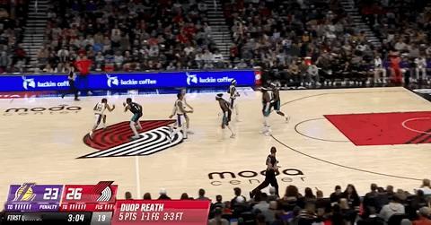 尼克·史密斯失误后，送开拓者罚球，开拓者18次罚球了。 