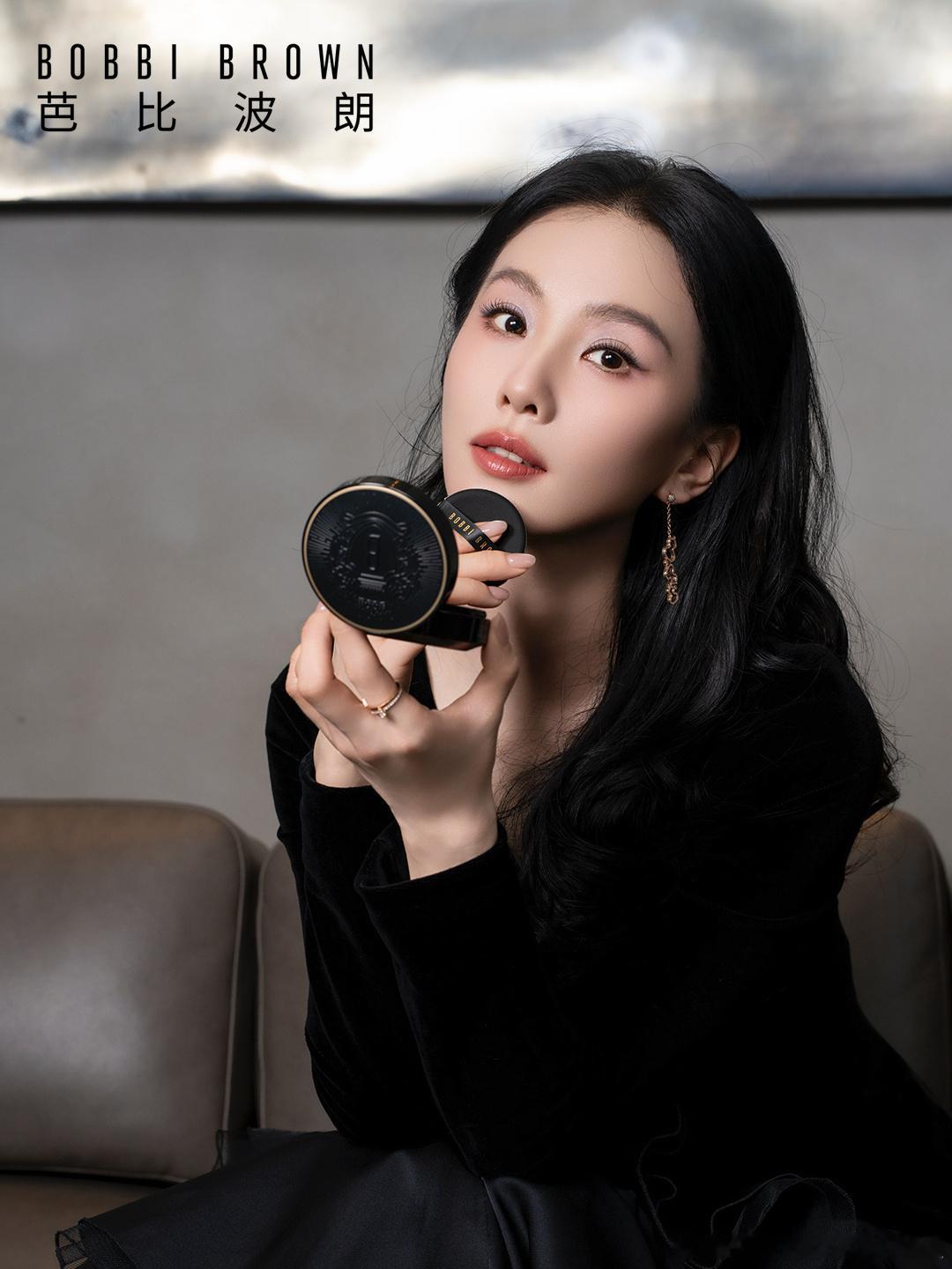 刘诗诗身穿Juana Martín 2025秋冬高定，现身Bobbi Brown