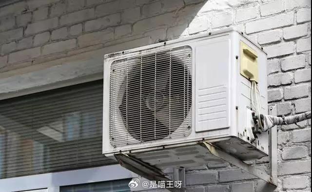 老旧空调为什么会越用越费电这个其实很好理解，空调用久了，换热器积灰、滤网堵塞，散