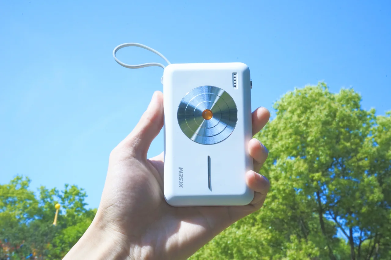 生产力iPhone必备充电宝，我选一万毫安西圣磁吸无线加有线解决方案！
这个外观...