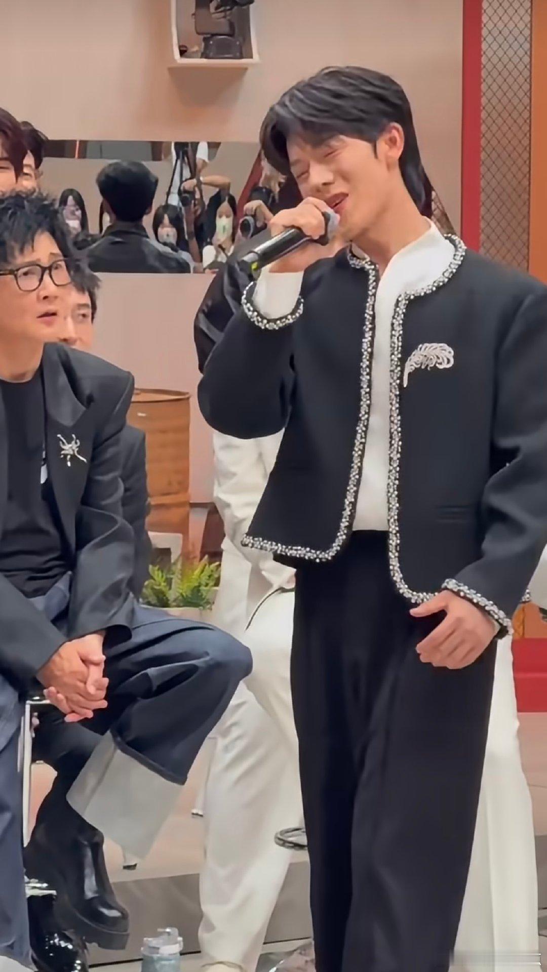 孙楠听曾辉唱歌的表情谁敢看孙楠听曾辉清唱的表情 氛围感十足，孙楠听完歌声，一脸猝