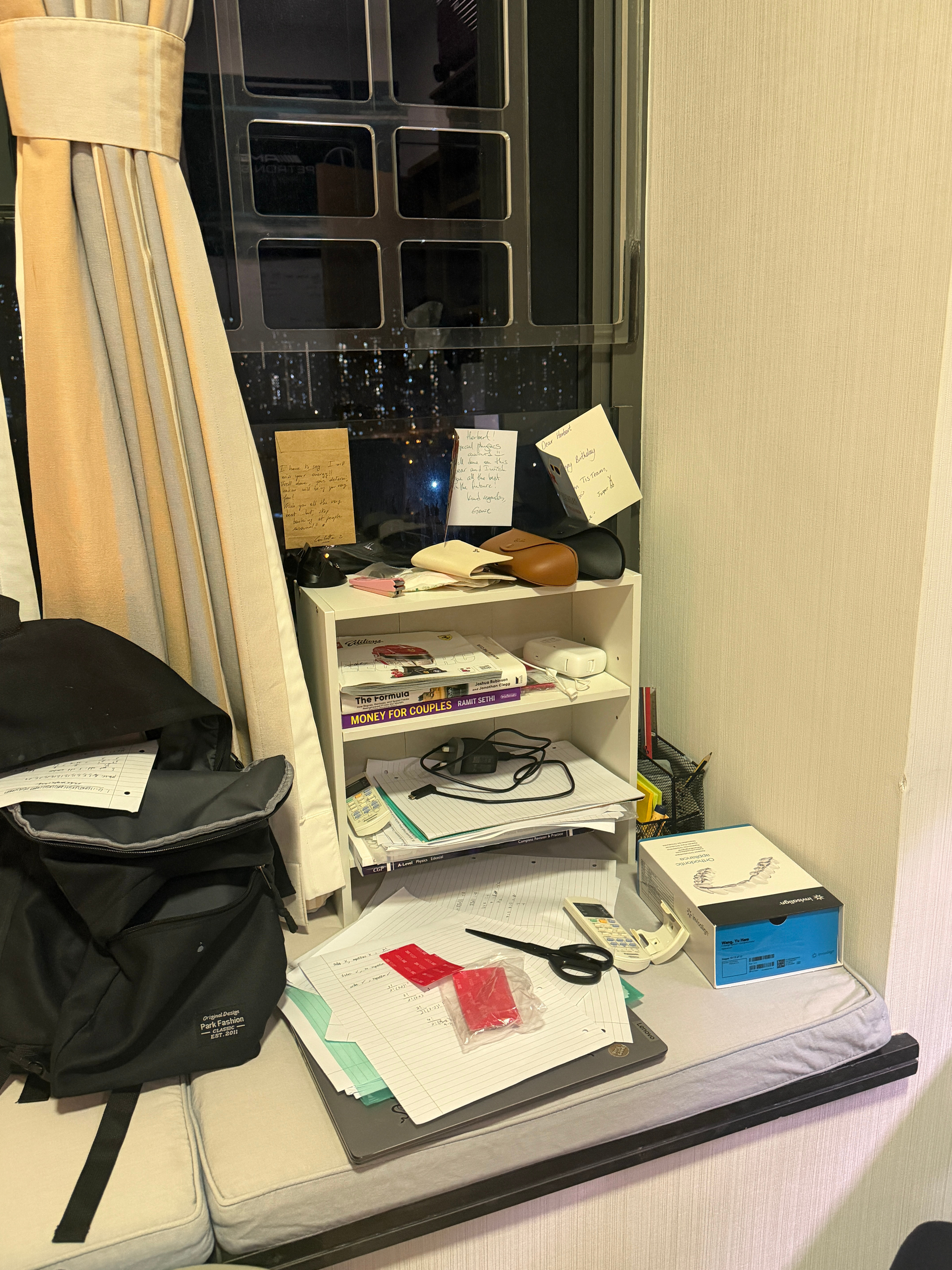 宜室宜家的弟弟。自己组装了一个小柜子还不够，又要组装一个。 